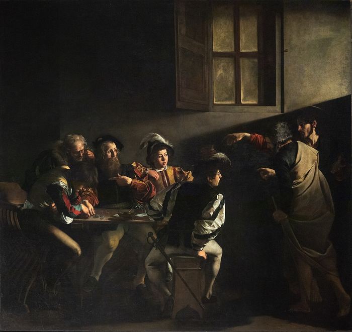Hombres inclinados sobre monedas y un libro de cuentas en una mesa, mientras un haz de luz entra por la derecha y una mano señala — Caravaggio. Dominio público.
